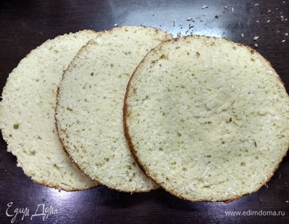 Верхнюю корочку коржа тонко срезаем (она нам не нужна) и делим корж на 3 равные части.