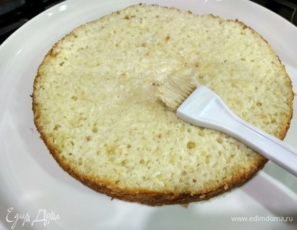 Пропитываем каждую часть сливками, смешанными с сахарной пудрой.