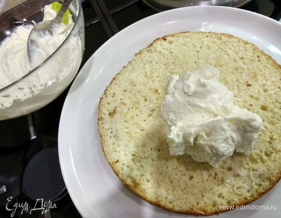 Собираем торт. Выкладываем коржи друг на друга, промазывая кремом (по 2 ст. л. крема с большой горкой на каждый).