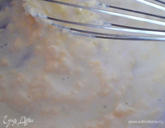Нагреваем масло до мягкости и перетираем его со сметаной.