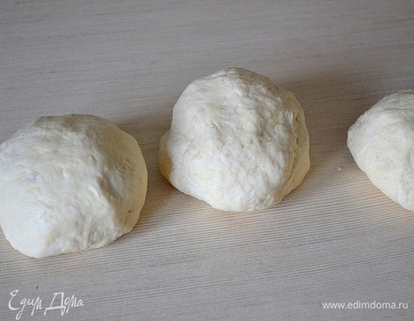 Нужно вымесить нежное и послушное тесто. Делим его на три части.