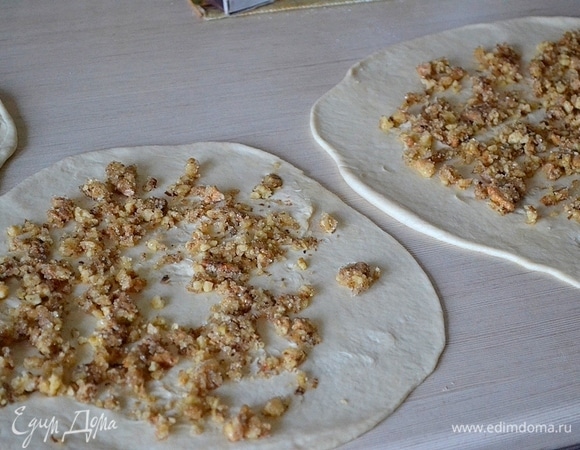 Раскатываем каждую часть и распределяем начинку.