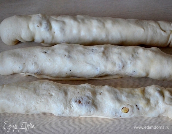 Сворачиваем 3 рулета. Смазываем их желтком и ставим в горячую духовку примерно на 30 минут. При 180°C в моей духовке они пропекаются до готовности.