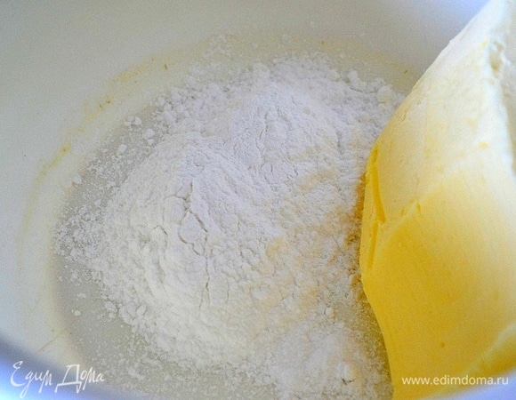 Ставим сразу разогреваться духовку. Пудру смешиваем со сливочным маслом. Добавляем ванилин (10 г), белки, перемешиваем в однородную массу.