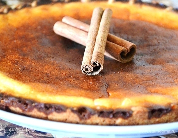 Верх желательно грилировать. Я включила свой гриль буквально на пару минут. Пирог надо остудить, иначе основа будет сильно крошиться. Лучше всего дать ему полностью остыть в холодильнике 2–3 часа.