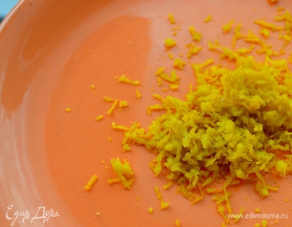 Натираем цедру апельсина.