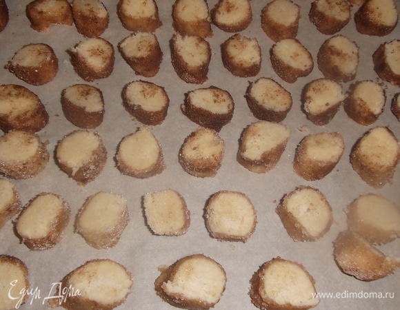 Нарезать на сегменты толщиной 1,5 см. Уложить на застеленный пергаментом противень.