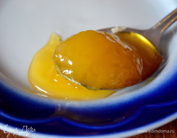 Добавляем мед. Перемешиваем. Доводим до кипения, под крышкой на самом маленьком огне варим 1 час 20 минут. Я готовлю пудинг в мультиварке на режиме «Молочная каша». Пудинг и в первом, и во втором случае надо периодически перемешивать.