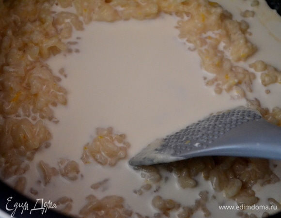 Добавляем сливки, перемешиваем и варим еще минут 10. Сливки я бы посоветовала тоже брать самые качественные и вкусные — ПравильныеСливки АО АИСФеР.