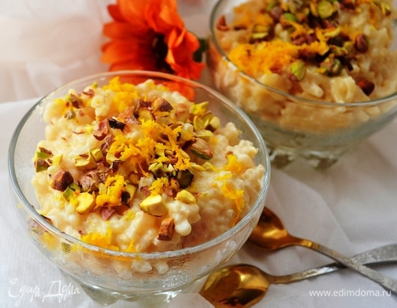 Подаем пудинг порционно, немного его остудив. Посыпаем его рублеными фисташками и тертой апельсиновой цедрой. Это оригинальное и простое блюдо обязательно запомнится вашим гостям!