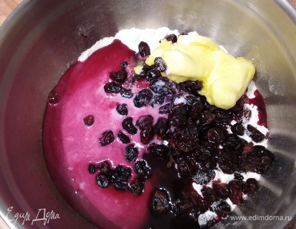 Сливочное масло понадобится размягченное. Муки понадобится 200 грамм и 6 ст. л. Все ингредиенты соединить в миске и замесить мягкое тесто.