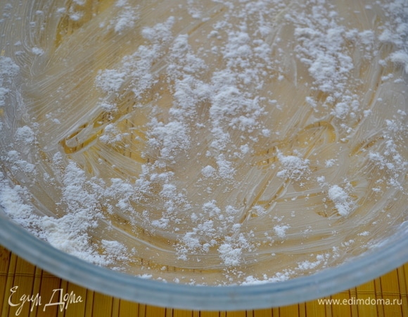 Форму смазываем маслом и посыпаем мукой. Масло лучше брать от проверенного производителя — ПравильноеМасло АО АИСФеР.