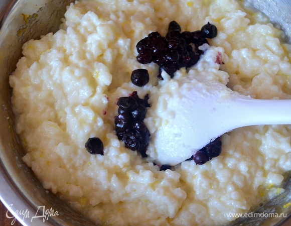 В горячем рисе размешиваем сахар, цедру одного лимона и ставим немного остудить. Затем добавляем ягоды (во время варки риса в сковороде кипятим смородину и ром до мягкости ягод). Перемешиваем.