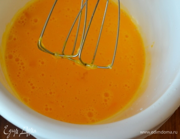 Взбиваем яйца и желтки, постепенно добавляем рисовую массу.