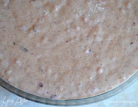 Выкладываем все в подготовленную форму. Посыпаем сверху пирог 1 ст. л. сахара.