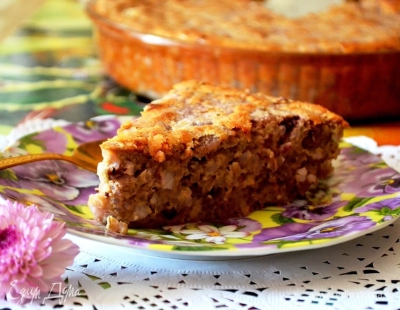 Выпекаем до зарумянивания верха, готовность проверяем сухой деревянной зубочисткой. Пирог поднимается, становится воздушным. И в теплом виде, и в холодном пирог очень вкусный, текстура нежнейшая, можно есть одними губами.