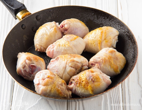 Для чахохбили лучше брать курицу на кости (любые части). Я использую куриные голени. Обжарить курицу на растительном масле до румяной корочки.