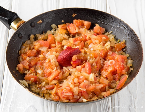 В сковороде, в которой обжаривалась курица, разогреть еще 1 ст.л. масла, обжарить до золотистого цвета нарезанный кубиком лук. Потом добавить мелкорубленый чеснок, обжаривать несколько минут и затем добавить помидоры, нарезанные кубиком. Для цвета и более насыщенного томатного вкуса я добавляю еще и томатную пасту. Если она кисловата, можно добавить половину чайной ложечки сахара.