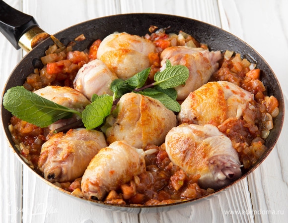 Вернуть курицу в сковородку и приправить блюдо солью, хмели-сунели, перцем чили по вкусу (я не стала много добавлять, так как блюдо для всей семьи, в том числе и для детей, хотя традиционный вариант должен быть довольно острым). Перчик чили также можно добавить и свежий или вовсе заменить на аджику. Положить пару веточек мяты, «утопив» их в соусе, влить воду или бульон, если он имеется. Накрыть крышкой и томить на маленьком огне 15–20 минут.