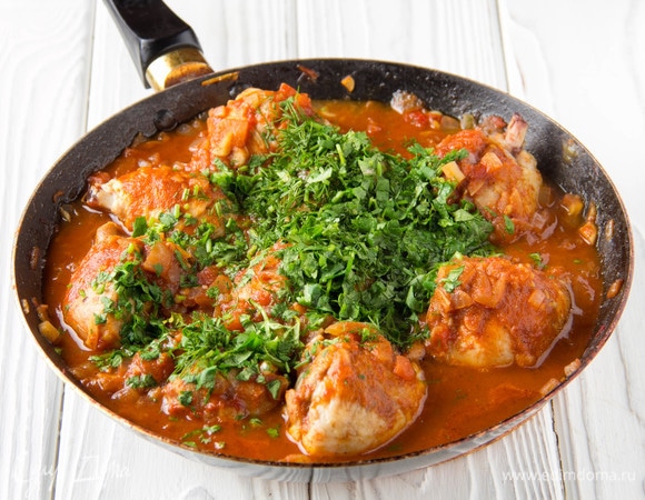 Веточки мяты достать, всыпать в сковородку мелконарезанную зелень кинзы и укропа, накрыть крышкой и дать настояться не менее 10 минут.