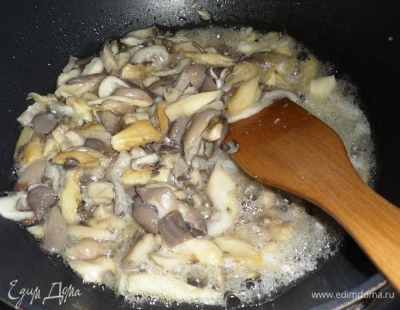 В сковороде разогреть растительное масло, положить грибы и жарить до полного испарения жидкости.