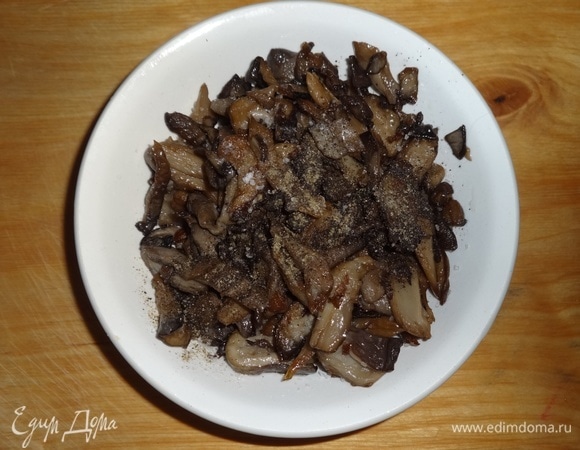 Обжаренные вешенки выложить в миску, слив масло. Немного посолить и поперчить.