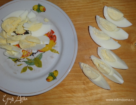 Яйца почистить. Одно яйцо нарезать для украшения вдоль на 6 частей. Другое яйцо нарезать крупными кусочками.