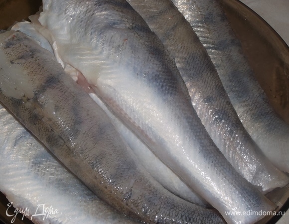 Подготовить рыбу. Посолить, поперчить, нарезать на порционные куски.