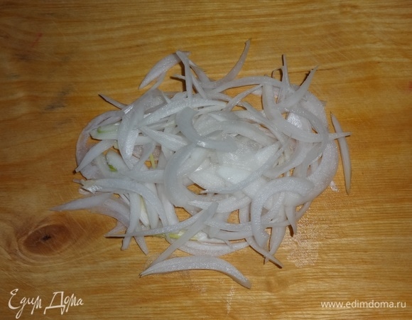 Лук очистить, нарезать перьями.