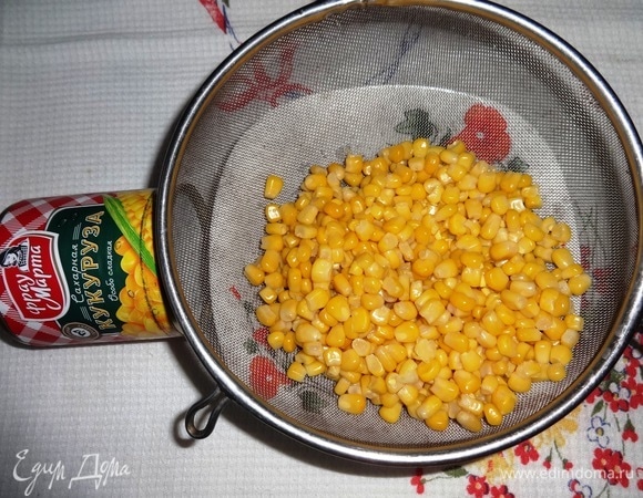 Консервированную кукурузу ТМ «Фрау Марта» открыть и откинуть на сито для стекания жидкости.