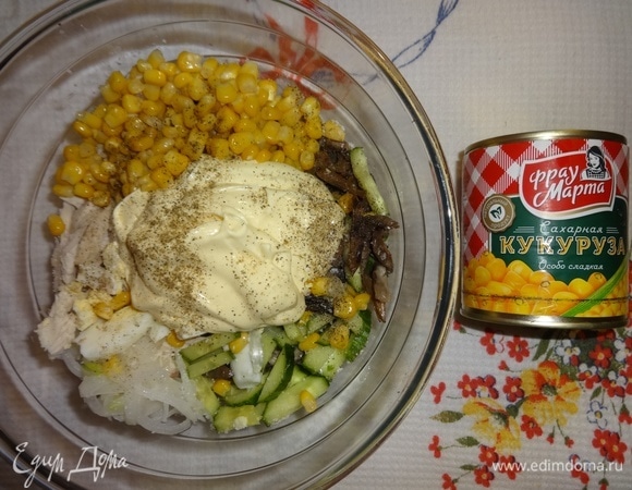 Выложить подготовленные продукты в миску. Добавить майонез, соль, перец, перемешать.