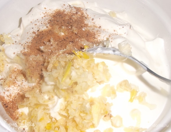 В сметану добавить измельченный чеснок, соль (1/2 ч. л.), мускатный орех и лимонную кислоту. Перемешать.