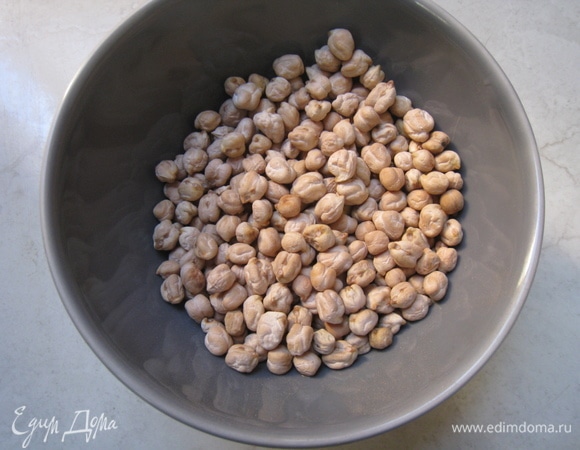 Нут заранее перебрать, промыть, замочить на 12 часов, периодически меняя воду. Отварить в скороварке или мультиварке до готовности.