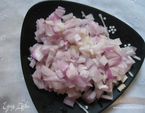 Нарезаем лук мелкими кубиками.