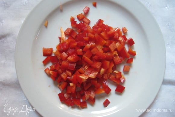 Чистим и мелко нарезаем красный сладкий болгарский перец.