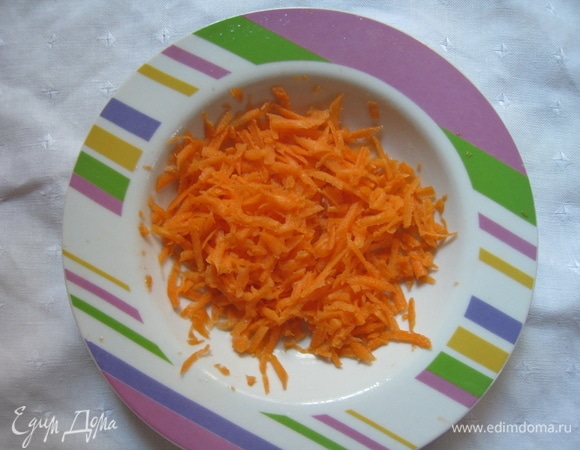 Морковь почистить и натереть на крупной терке.