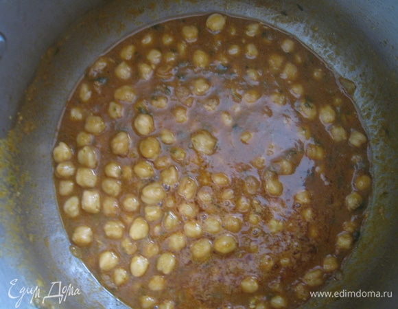Полученную зажарку добавляем в кастрюлю к отваренному нуту. Заливаем все 1 литром горячей воды.