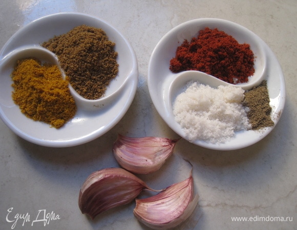 В кастрюлю добавить специи, соль и рубленый чеснок.