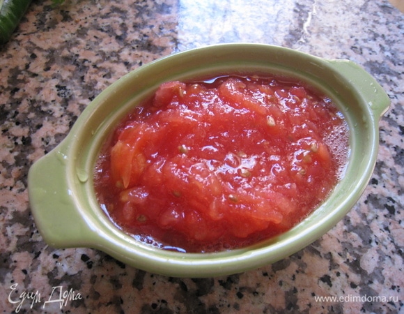 Натереть на мелкой терке помидоры. Добавить в кастрюлю.