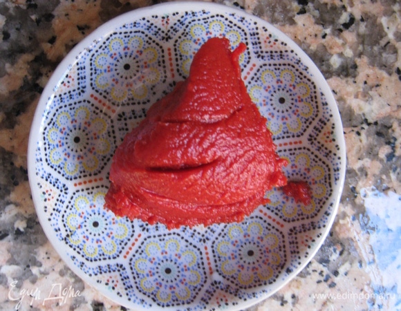 Добавить густую томатную пасту и острый стручковый перец целиком. Тушить под крышкой до готовности. При необходимости добавить воды. Важно, чтобы готовое блюдо имело много соуса.