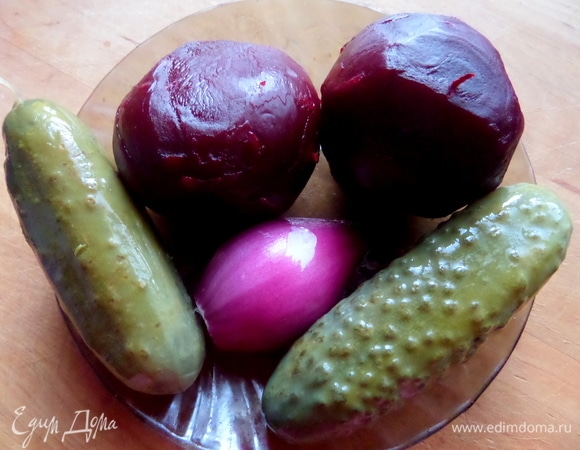 Отварить заранее свеклу, остудить, почистить.