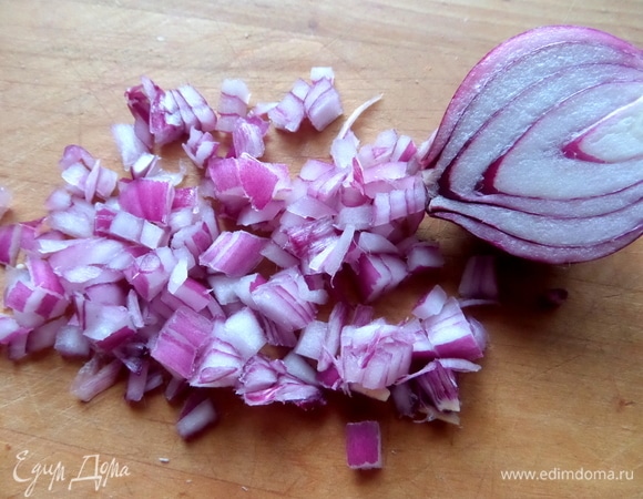 Нарезать маленькую луковицу.