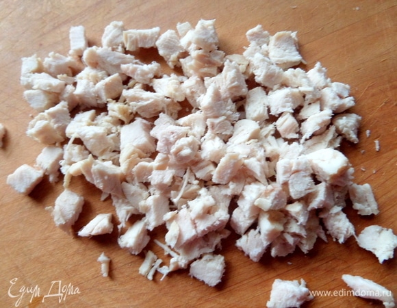 Вареную грудку нарезать мелким кубиком.