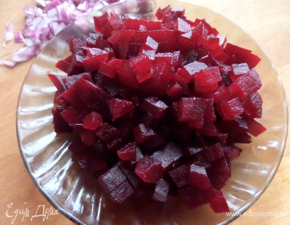 Свеклу порубить кубиком, оставить несколько долек для украшения.