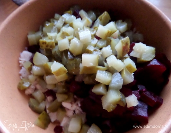 Добавить огурцы.