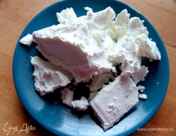 Брынзу раскрошить.