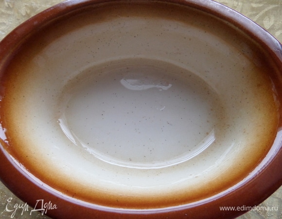 Для оформления керамическую чашу смазать растительным маслом.