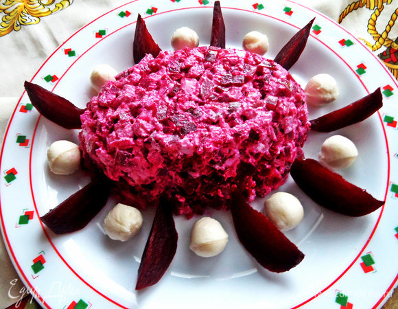 Оформляем дольками свеклы и мини-моцареллой.