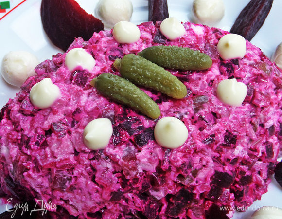 Сверху выкладываем корнишоны и украшаем майонезом.