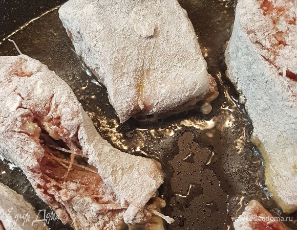 Рыбу разрезать на порционные куски. Посолить, добавить любимые специи. Обвалять в муке. Обжарить на сильном огне с каждой стороны до румяной корочки. Это буквально минуты по две.